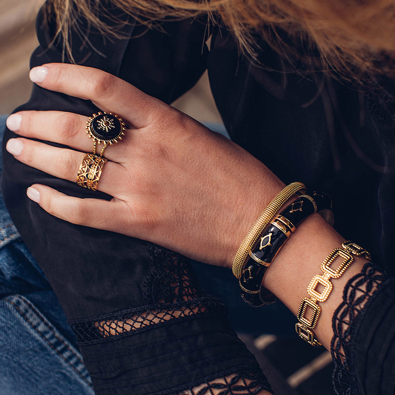 How did the hoarding of jewelry become trendy again?